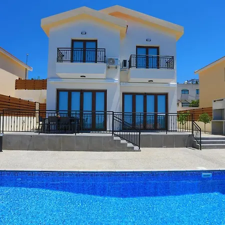 Ernica Villa *